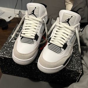 Jordan 4 military black basically ds a few people tried them on, no creases